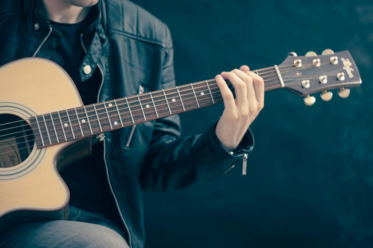 Yetişkinler İçin Gitar Eğitiminde En Çok Tercih Edilen Yaklaşımlar