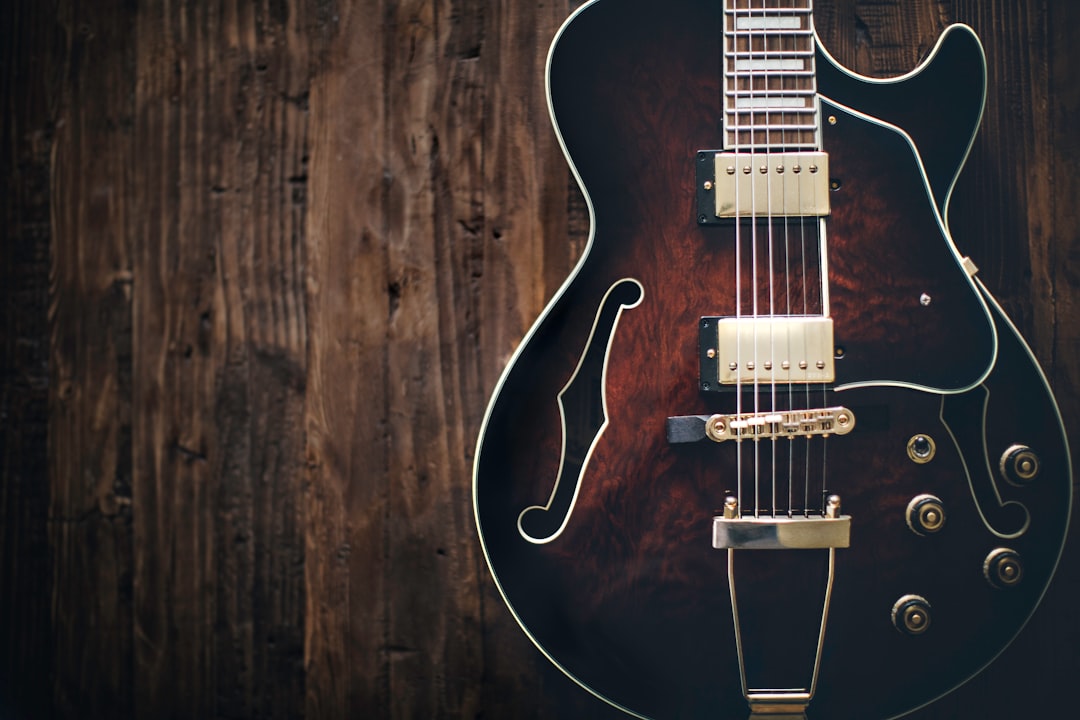 Explorer Gitar ile Rock Müziğinin Derinliklerine Dalın